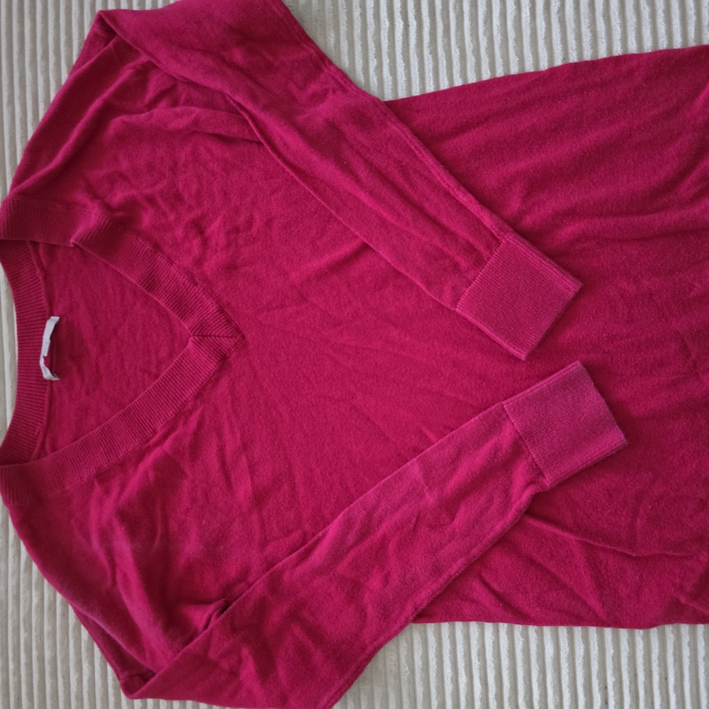 GAP Women's V-Neck Sweater in Vibrant Pink